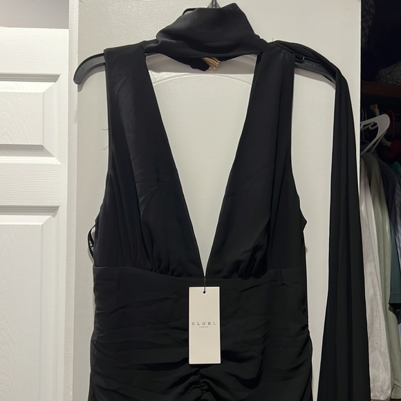 WHIMSICAL
BLACK CHIFFON PLUNGE
FISHTAIL MAXI DRESS WITH
SCARF DESIGN - Picture 7 of 10